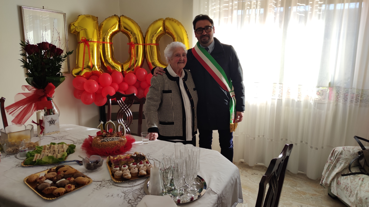 Il_saluto_del_Sindaco_a_una_centenaria.jpg