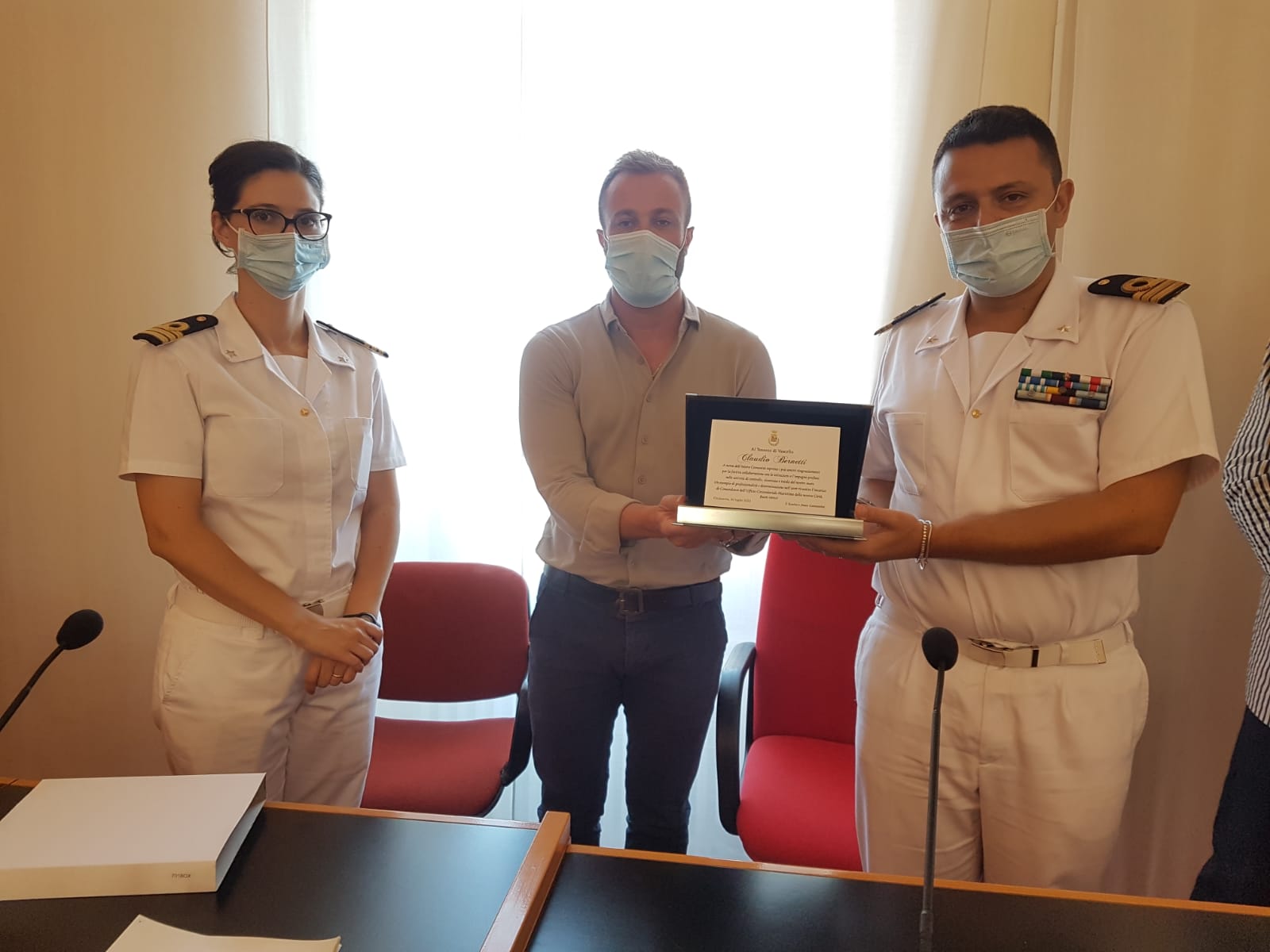 Il_sindaco_Costantini_saluta_Bernetti_e_dà_il_benvenuto_al_nuovo_comandante_Sutera_1.jpg