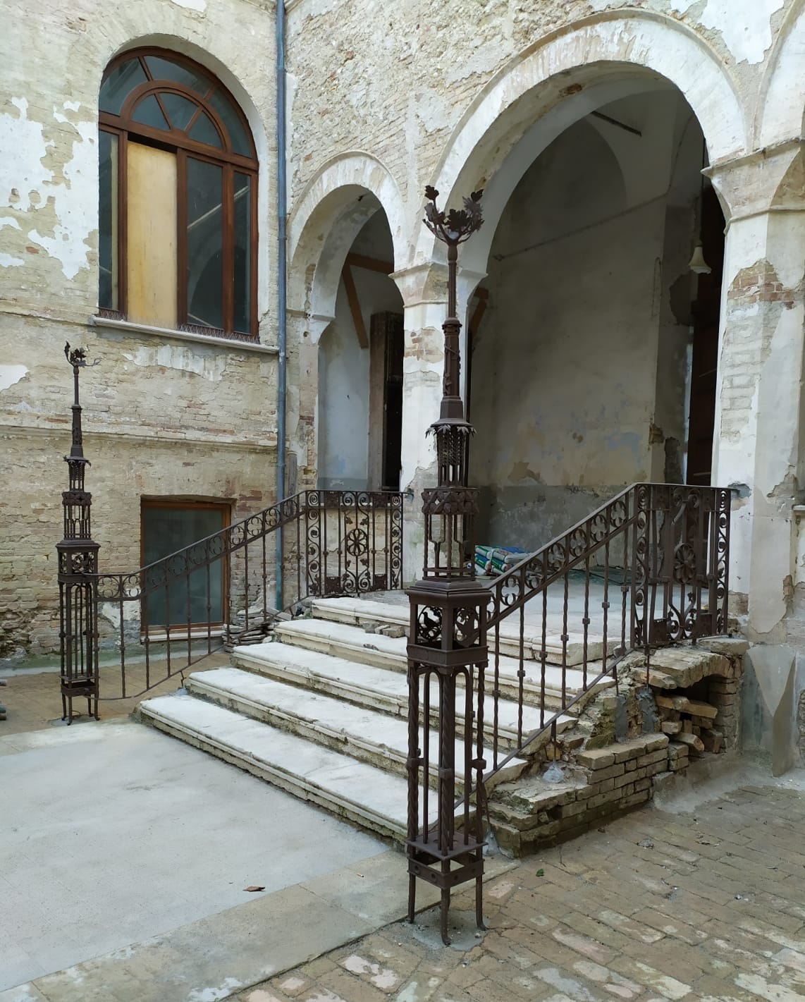 Ingresso_alla_corte_di_Palazzo_Cicada.jpg