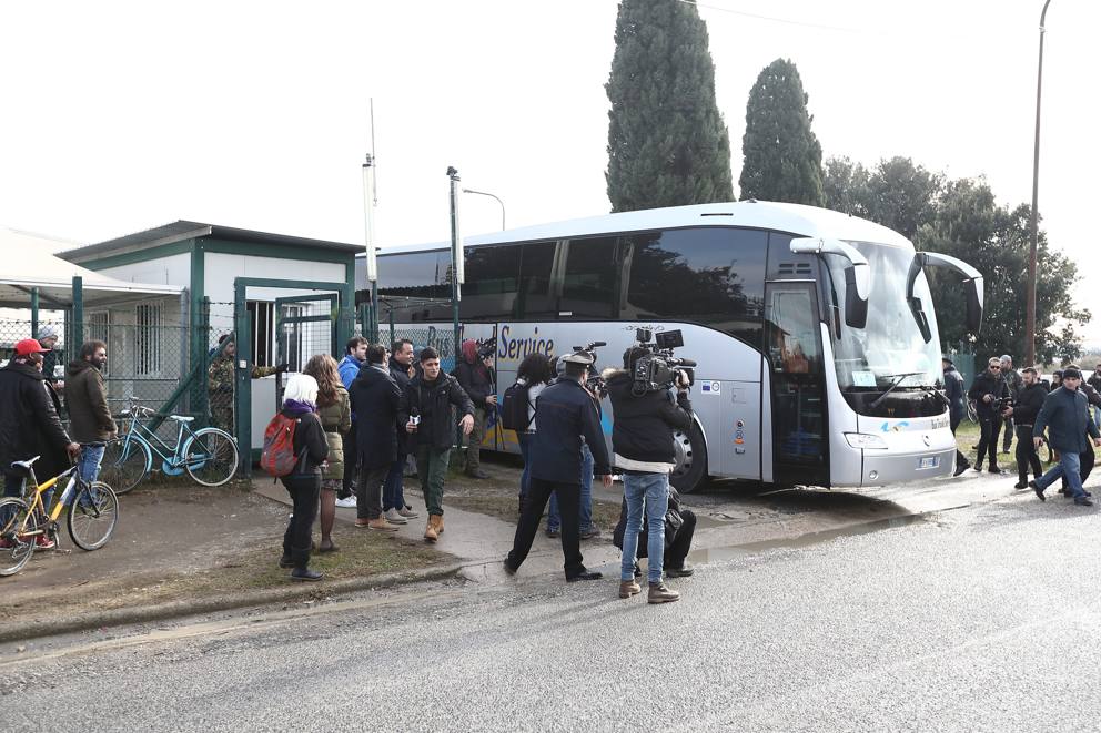 cara castelnuovo di porto migranti in arrivo a teramo