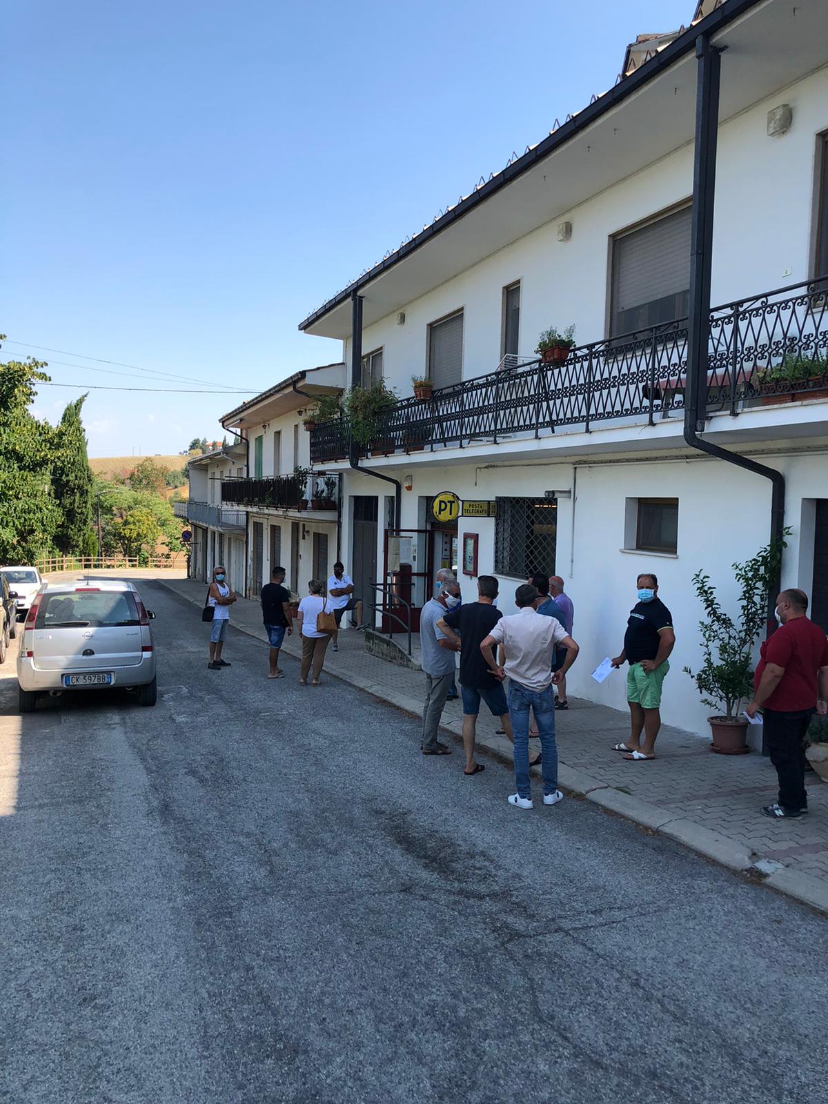 fila_davanti_ufficio_postale_montefino.jpg