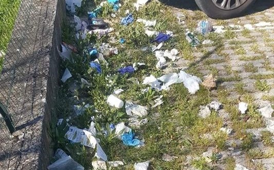 guanti mascherine a terra