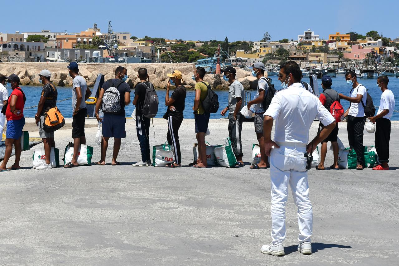 migranti fila mare afp